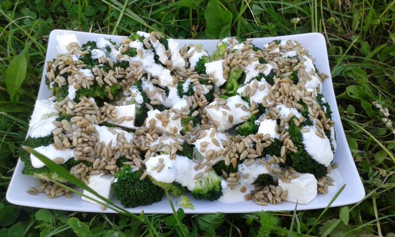 Sałatka z brokułów i słonecznika Sałatka z brokułów i słonecznika