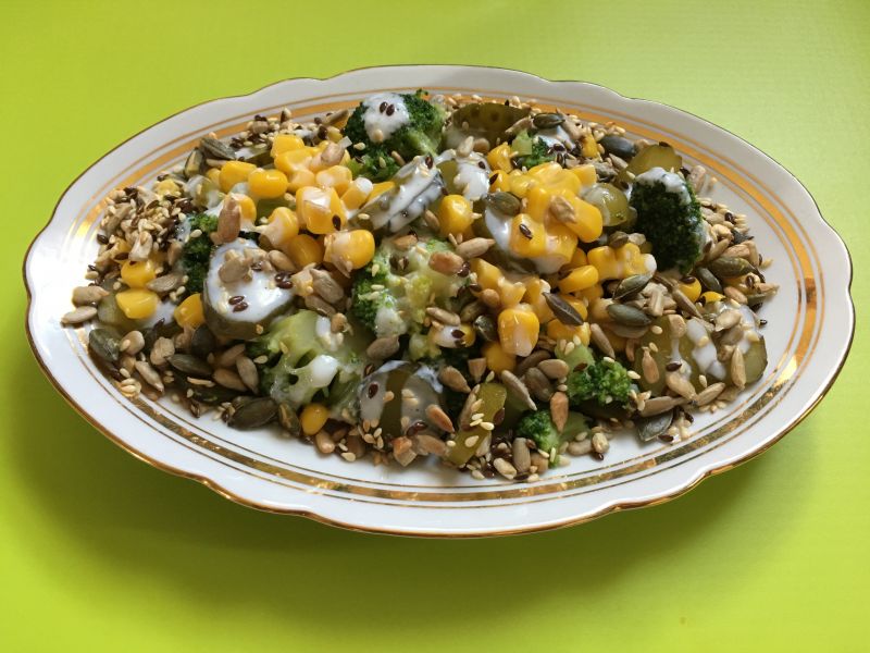 Sałatka z brokułu i ogórka kiszonego