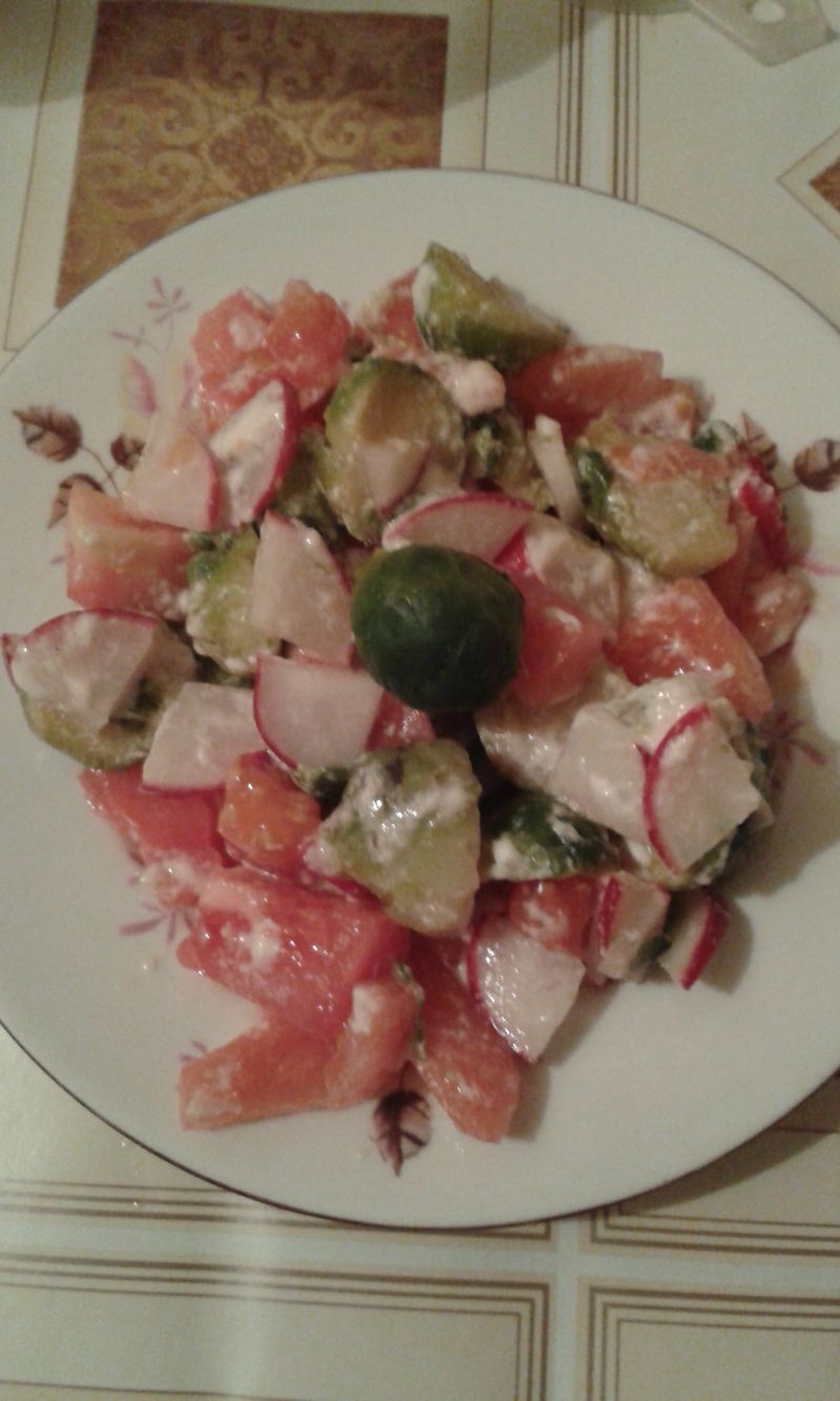 Sałatka z brukselki i pomidorów  Sałatka z brukselki i pomidorów