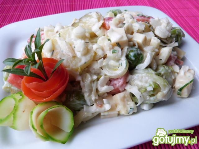 Sałatka z brukselki z żółtym serem