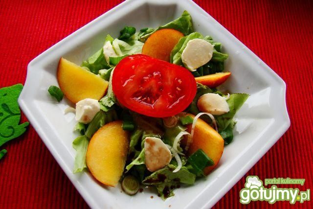 sałatka z brzoskwinią i mozzarella