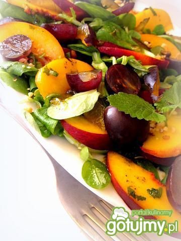  Sałatka z brzoskwinią i winogronem