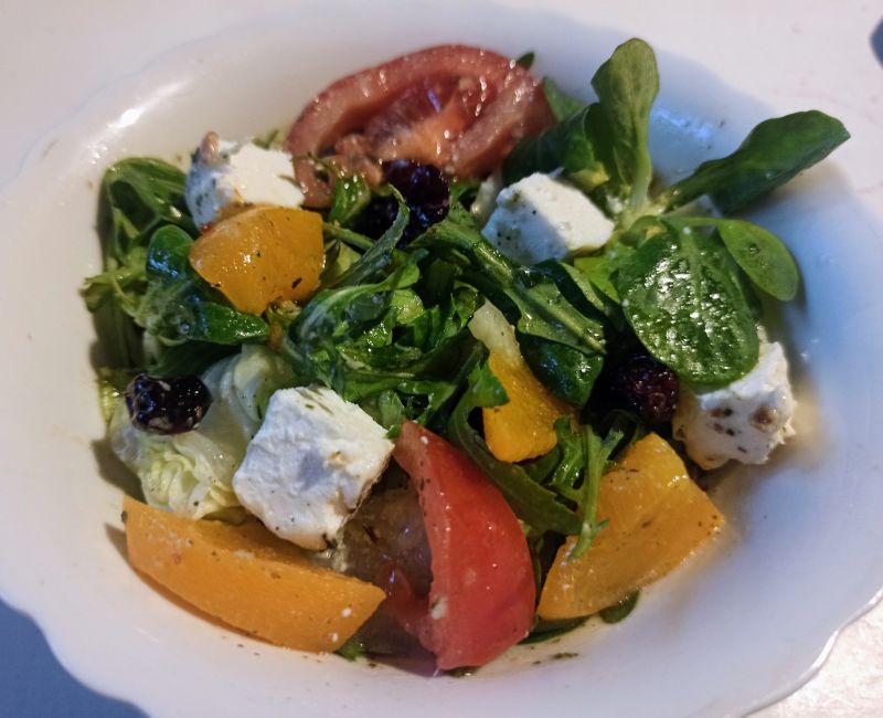 Sałatka z brzoskwinią, serem i pomidorem