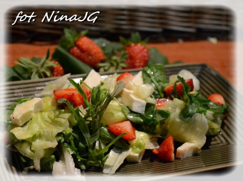 Sałatka z buncem i truskawkami Sałatka z buncem i truskawkami