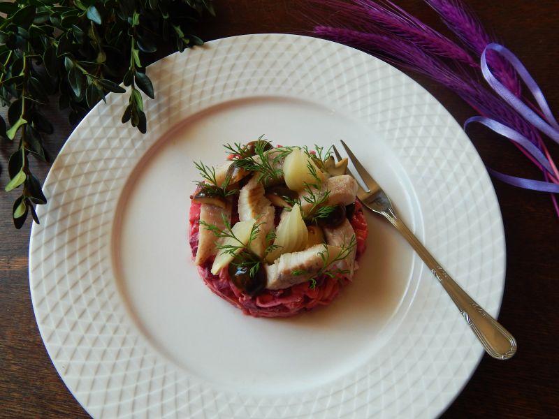 Sałatka z buraczkami i wędzonym jesiotrem