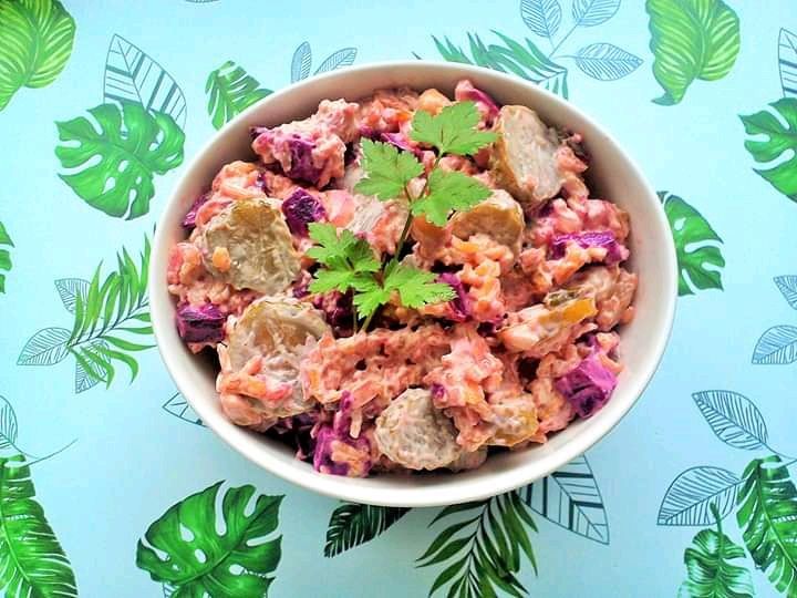 Sałatka z buraczkiem, cieciorką i ogórkami