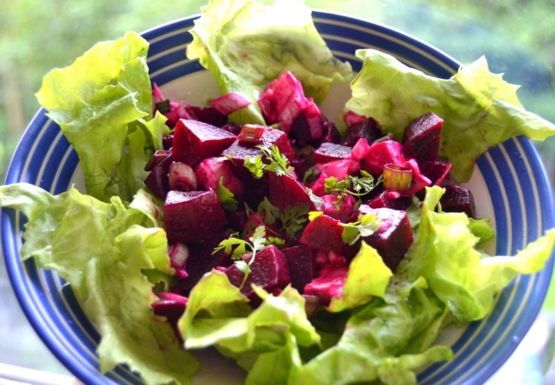Sałatka z buraczków i sera brie