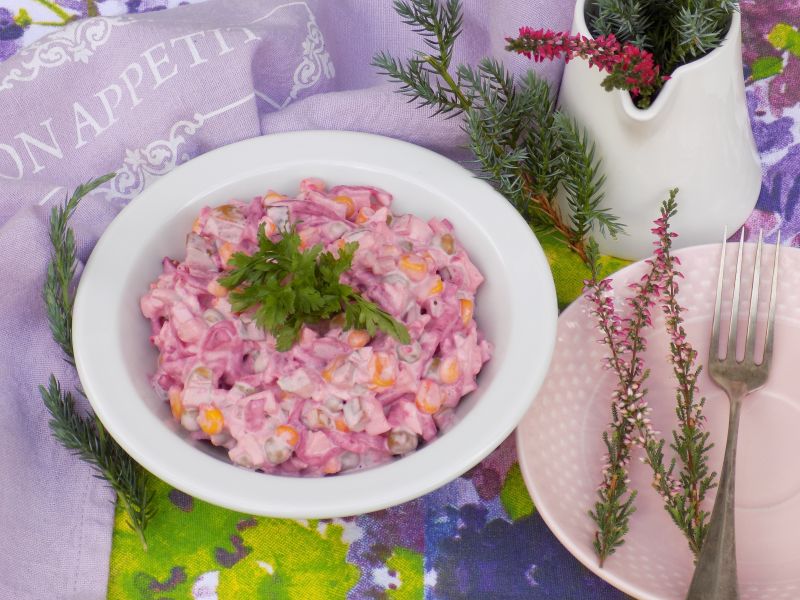 Sałatka z buraczków, jajek i ogórków kiszonych