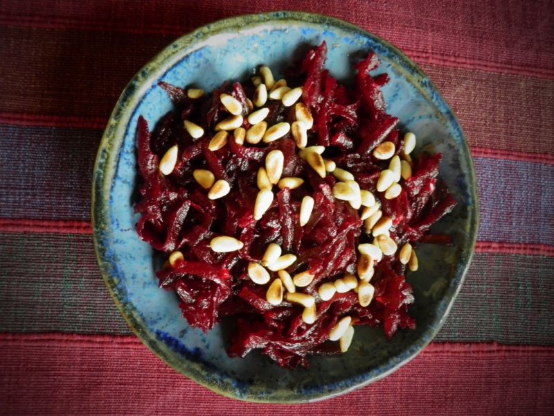 Sałatka z buraczków z czosnkiem i orzeszkami pinii