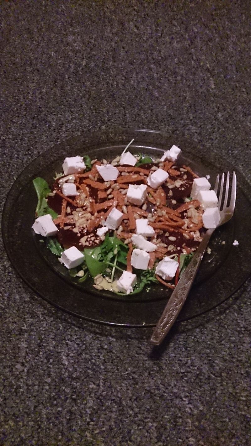 Sałatka z burakiem, salami i fetą