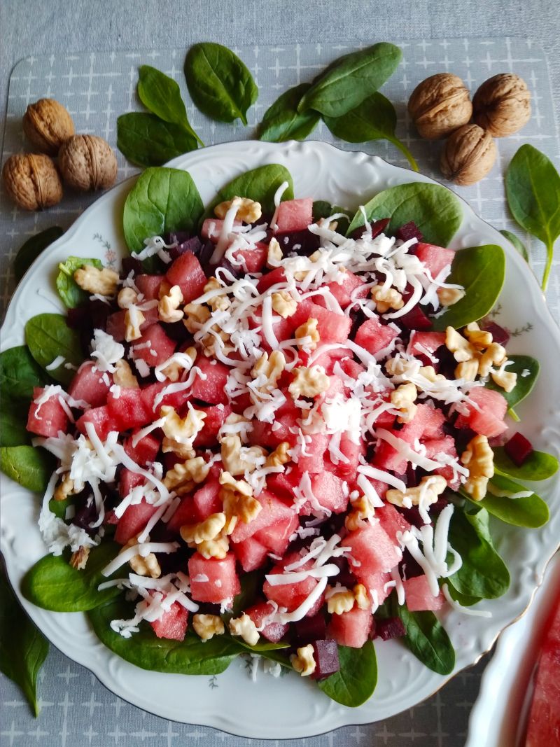 Sałatka z buraków, arbuza i koziego sera. Sałatka z buraków, arbuza i koziego sera.
