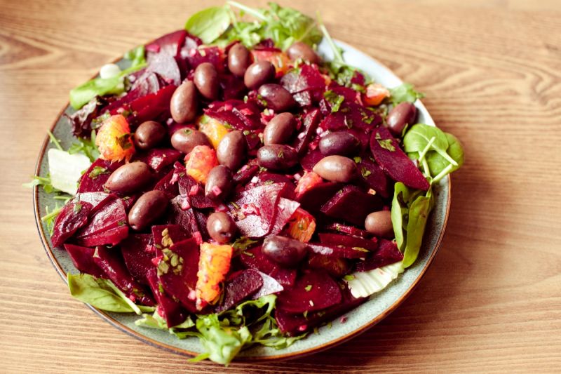 Sałatka z buraków z pomarańczami i oliwkami