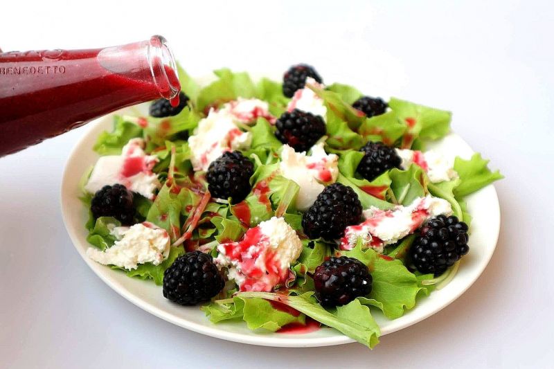Sałatka z burratą i jeżynami