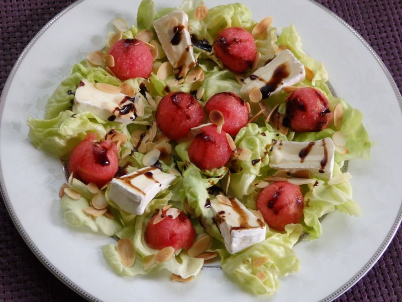 Sałatka z camembertem i arbuzem