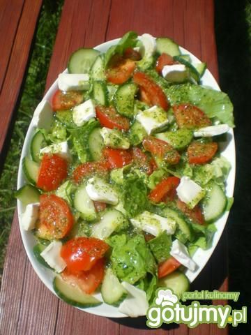 Sałatka z camembertem i pesto