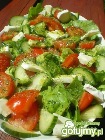 Sałatka z camembertem i pesto 2