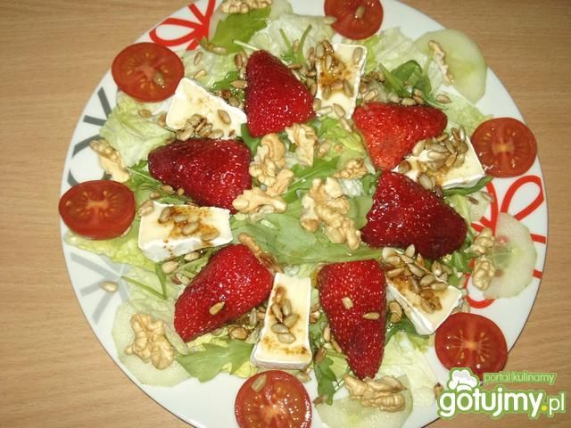 Sałatka z camembertem i truskawkami