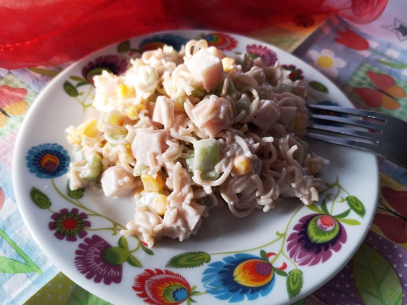 Sałatka z zupek chińskich 