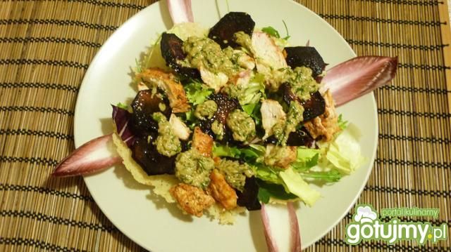 Sałatka z chipsami z buraków i kurczakem