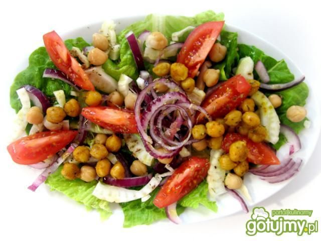 Sałatka z  chrupiącą ciecierzycą