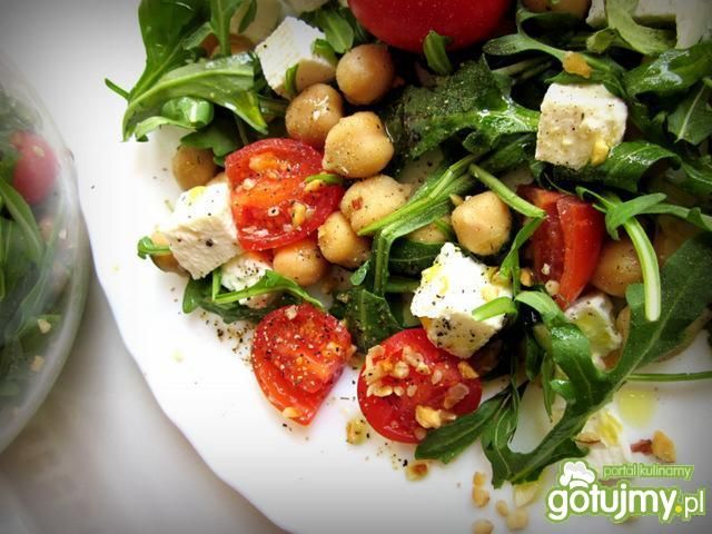 Sałatka z ciecierzycą i serem feta Sałatka z ciecierzycą i serem feta