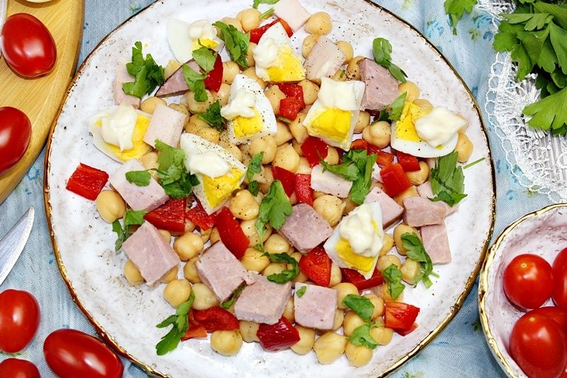 Sałatka z ciecierzycą i szynką pieczoną