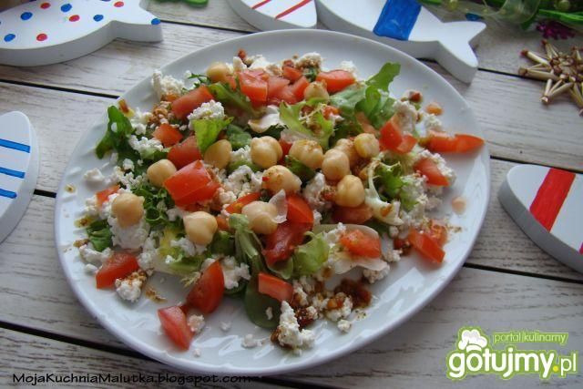 Sałatka z ciecierzycą i twarożkiem Sałatka z ciecierzycą i twarożkiem