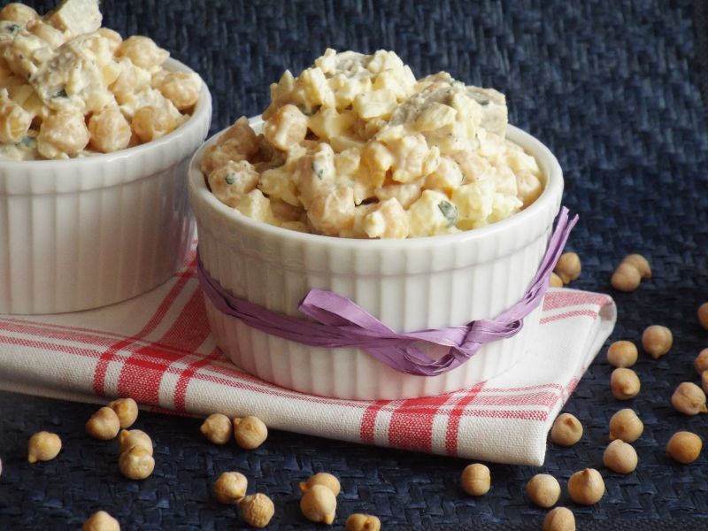 Sałatka z ciecierzycy i białej kiełbasy