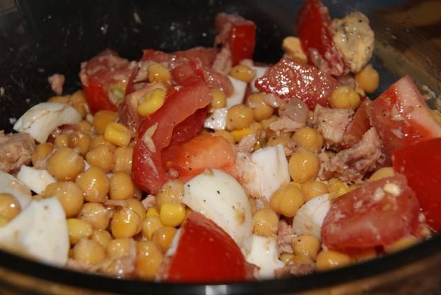 Sałatka z ciecierzycy i kukurydzy