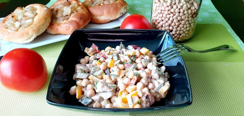 Sałatka z ciecierzycy z kurczakiem