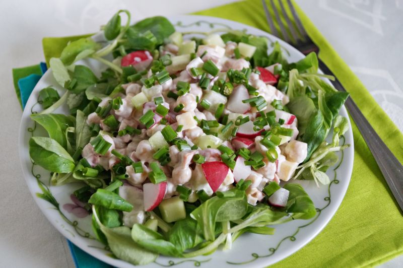 Sałatka z ciecierzycy z serem i kiełbasą 