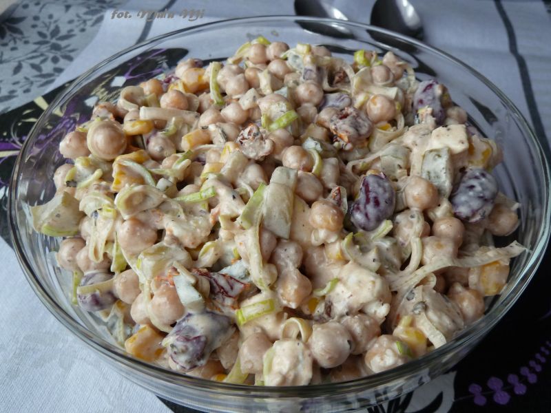 Sałatka z cieciorką, fetą i suszonymi pomidorami