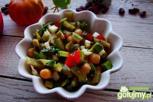 Sałatka z cieciorką i awokado