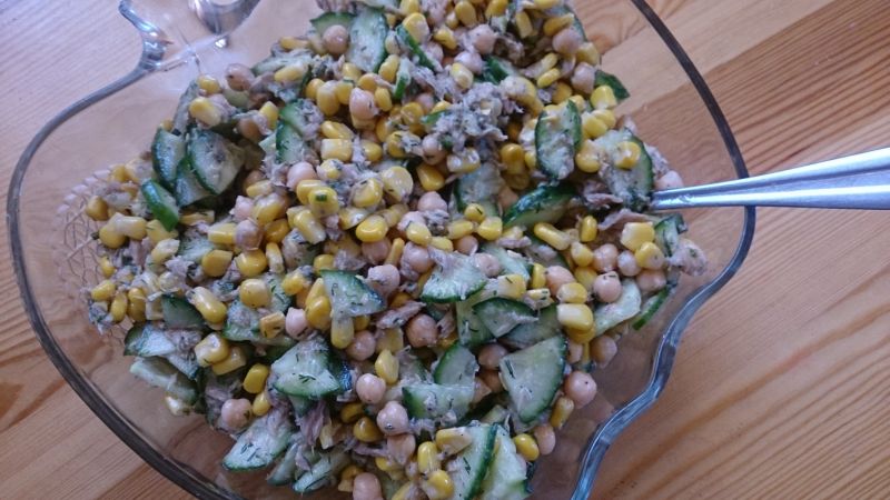 Sałatka z cieciorką i tuńczykiem