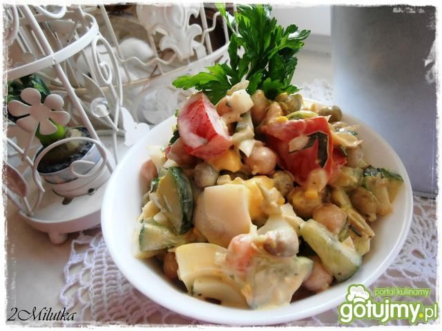 Sałatka z cieciorką i warzywami
