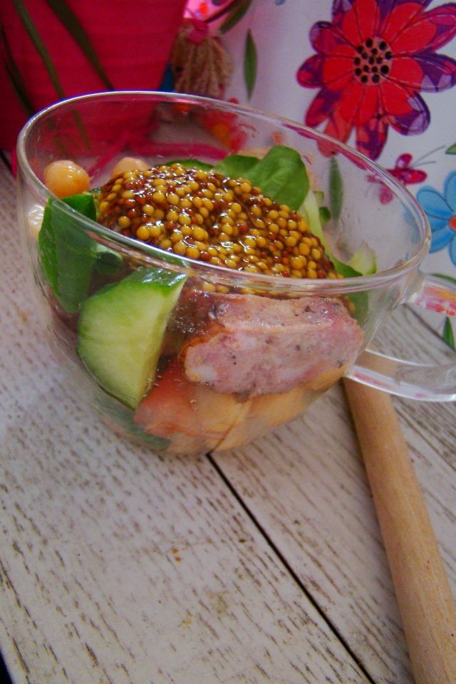 Sałatka z cieciorką z sosem francuskim  Sałatka z cieciorką z sosem francuskim