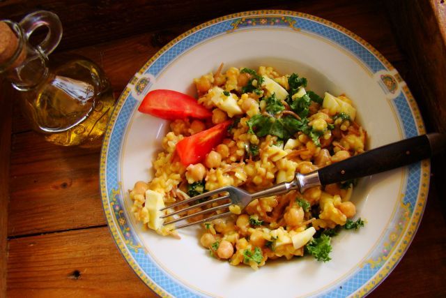 Sałatka z cieciorki i z kaszą bulgur