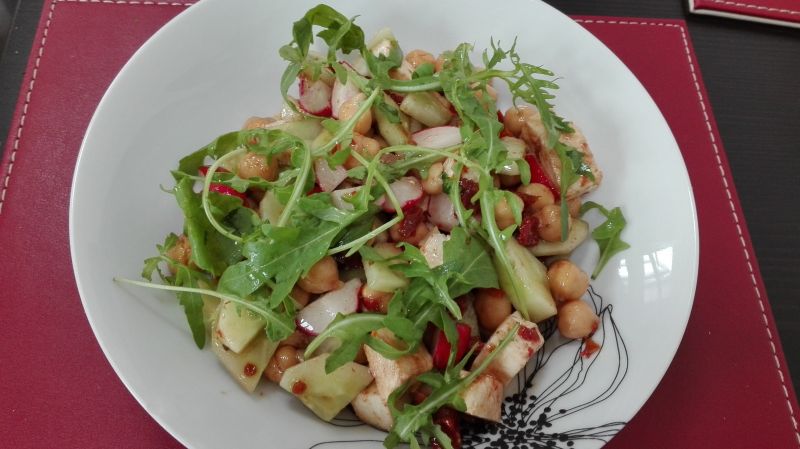 Sałatka z cieciorki z suszonymi pomidorami i serem