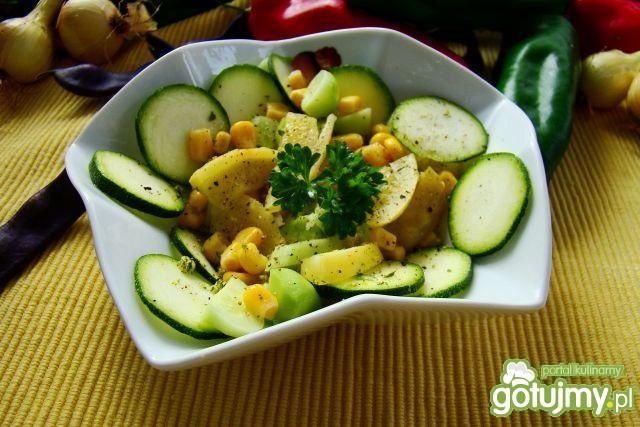 Sałatka z cukini i kukurydzy 