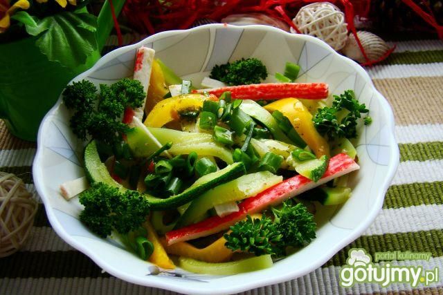 Sałatka z cukini i paluszków krabowych 