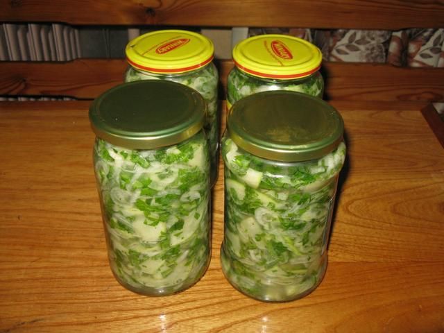 Sałatka z cukini lub ogórków .  Sałatka z cukini lub ogórków .