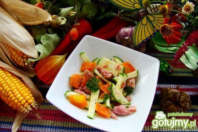 Sałatka z cukini ,marchewki i tuńczyka 