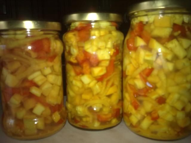 Sałatka z cukini z papryką