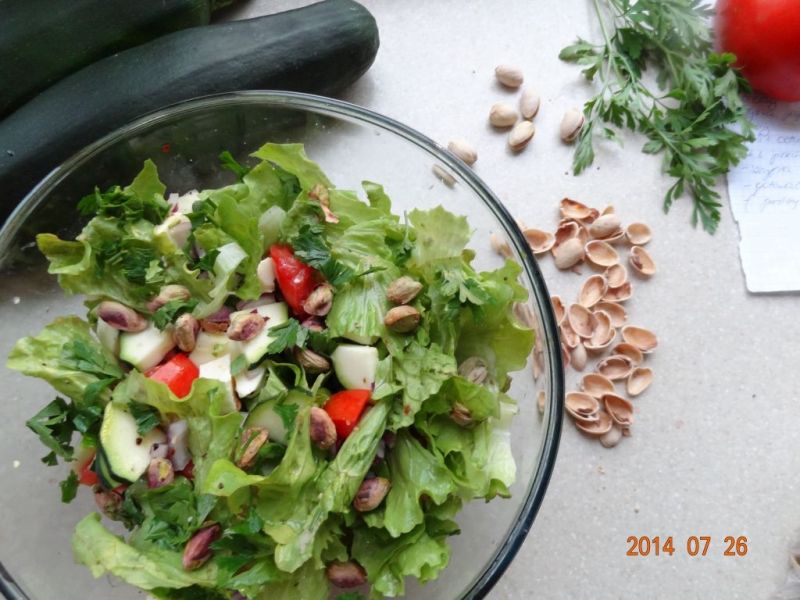 Sałatka z cukinią i prażonymi pistacjami