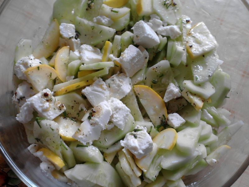 Sałatka z cukinią i serem feta Sałatka z cukinią i serem feta