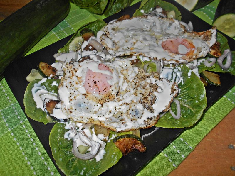 Sałatka z cukinią, ogórkiem i jajkiem sadzonym Sałatka z cukinią, ogórkiem i jajkiem sadzonym