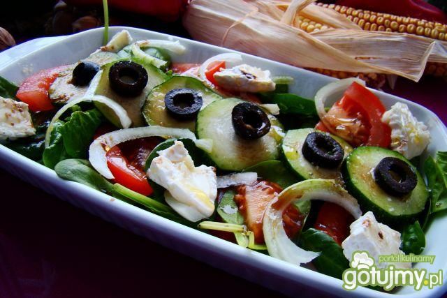 sałatka z cukinią serem pleśniowym  sałatka z cukinią serem pleśniowym