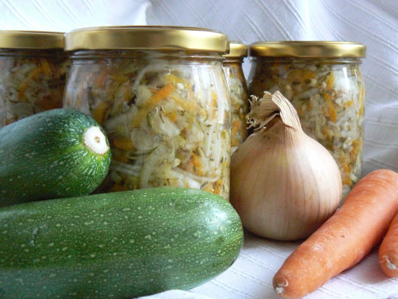 Sałatka z cukinii i marchewki z koperkiem