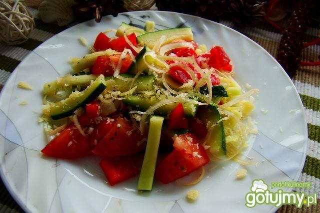 Sałatka z cukinii i serem żółtym  Sałatka z cukinii i serem żółtym