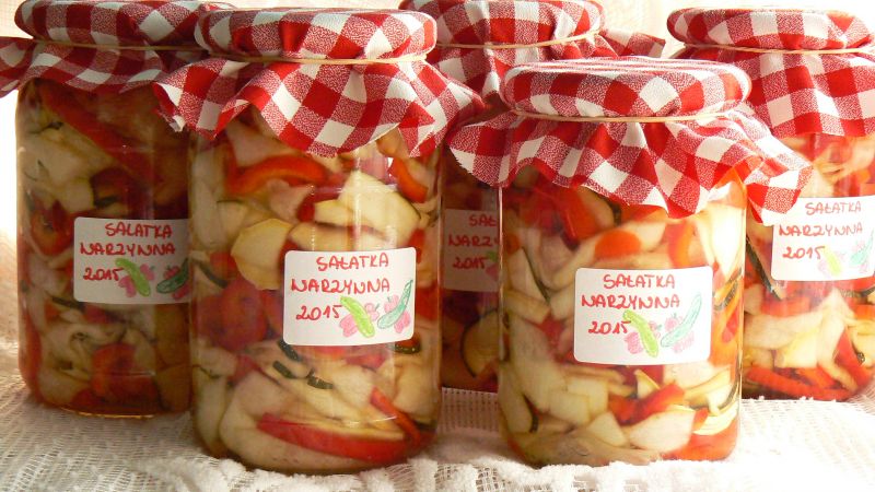 Sałatka z cukinii, kabaczka i papryki